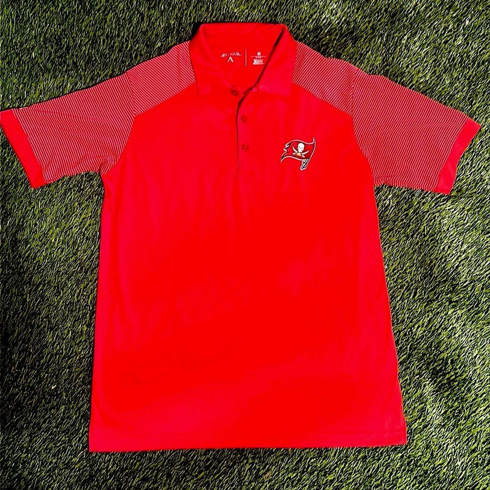 Buccaneers Golf Polo. Men’s size M